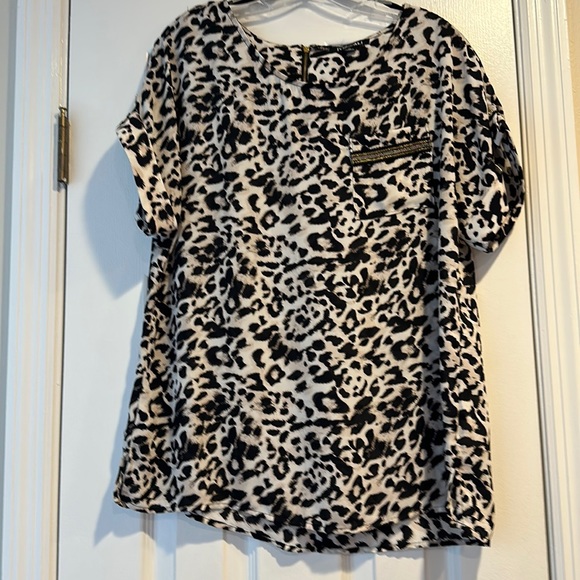 Roz & Ali Tops - ROZ & Ali leopard print top with short side slit at bottom.